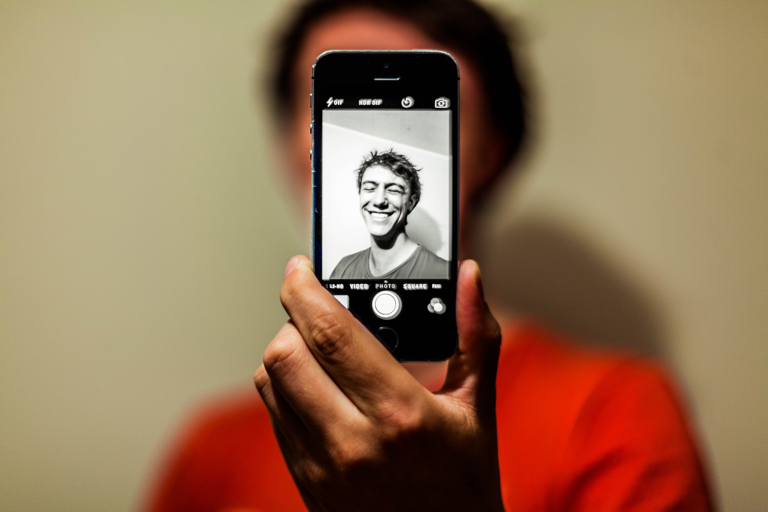 Mężczyzna robiący sobie selfie - wybór zdjęcia na profil randkowy