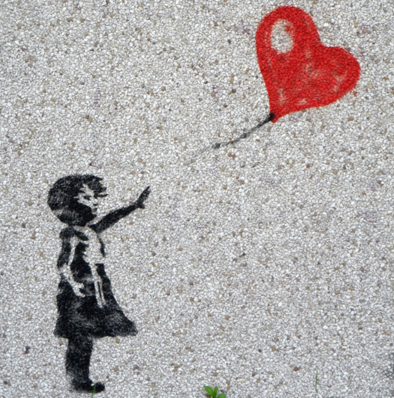 Grafika na murze - dziewczynka puszczająca balon