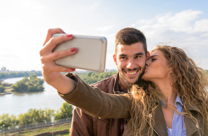 Para robiąca sobie selfie - prezentacja związku
