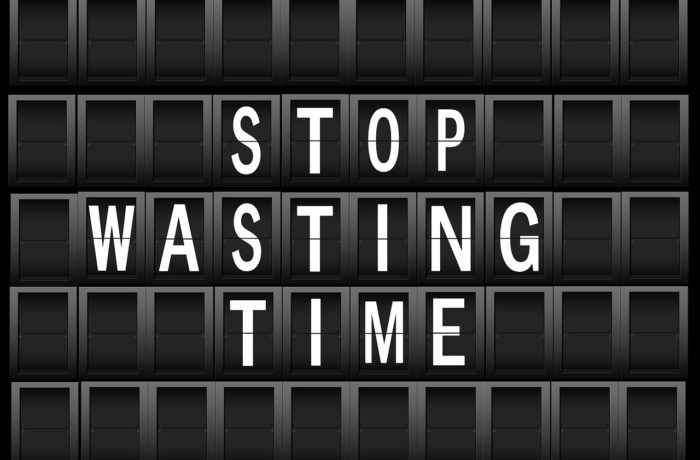 Napis w języku angielskim "Przestań marnować czas"